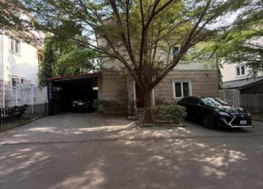 5 bedroom detached duplex with a room Bq