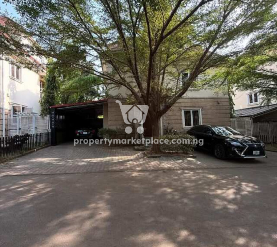 5 bedroom detached duplex with a room Bq