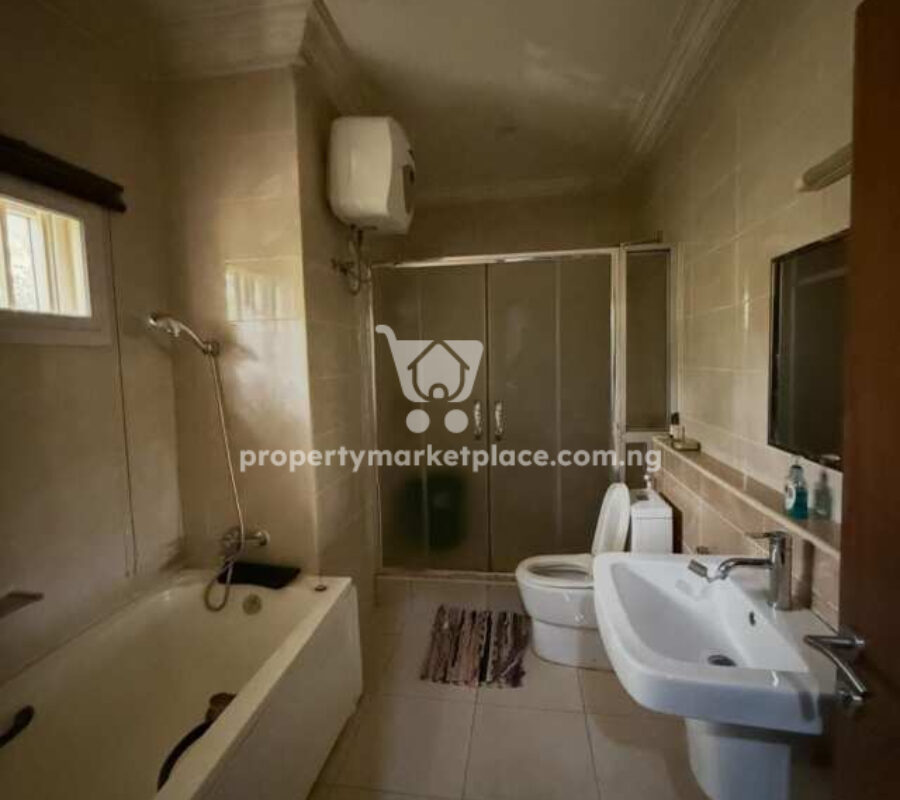 5 bedroom detached duplex with a room Bq