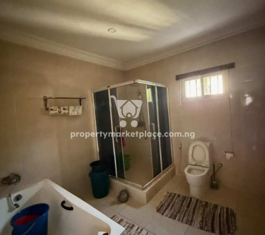 5 bedroom detached duplex with a room Bq