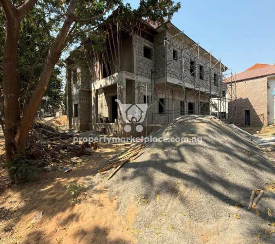 5 bedroom detached duplex with a room Bq