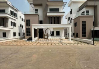 Luxurious 6 bedroom detached duplex with 2 rooms Bq