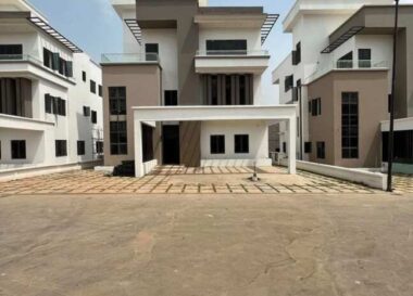 Luxurious 6 bedroom detached duplex with 2 rooms Bq