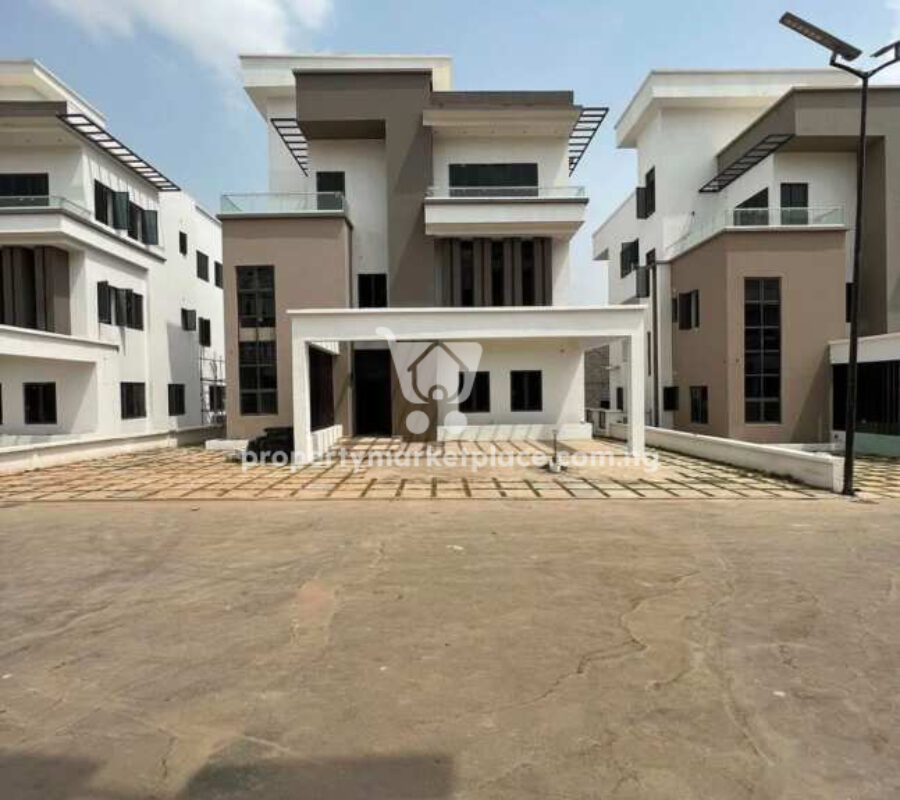 Luxurious 6 bedroom detached duplex with 2 rooms Bq