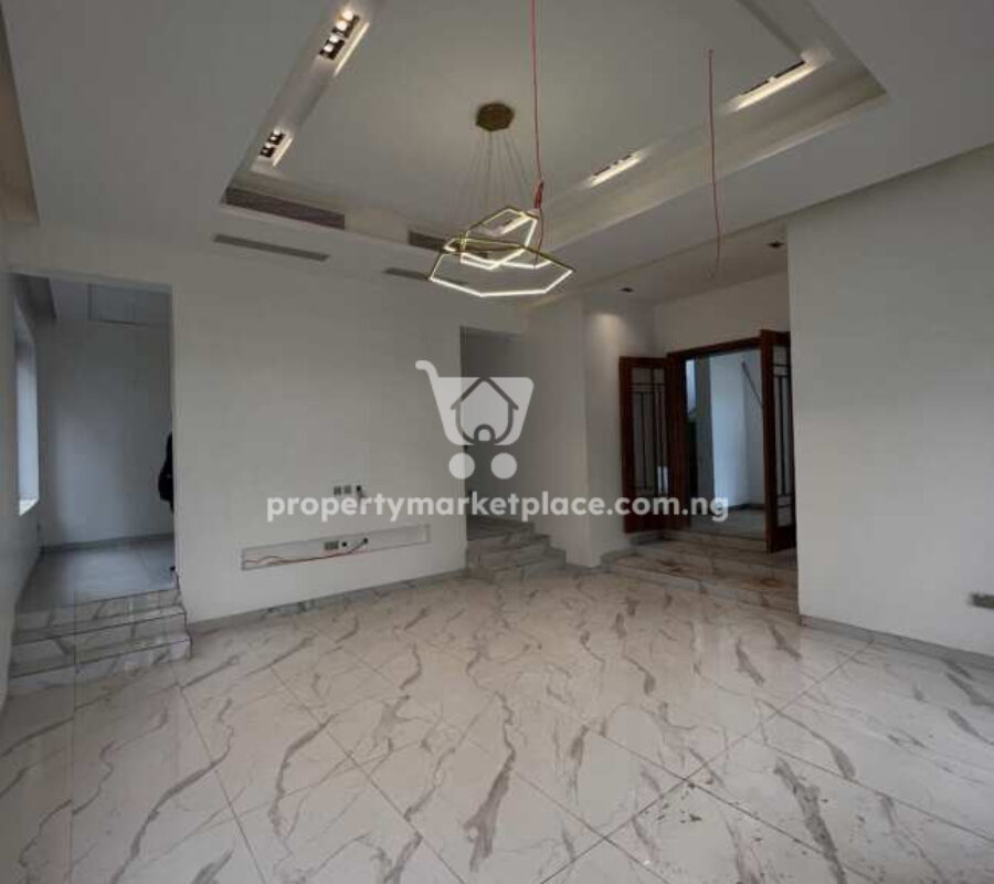 Luxurious 6 bedroom detached duplex with 2 rooms Bq