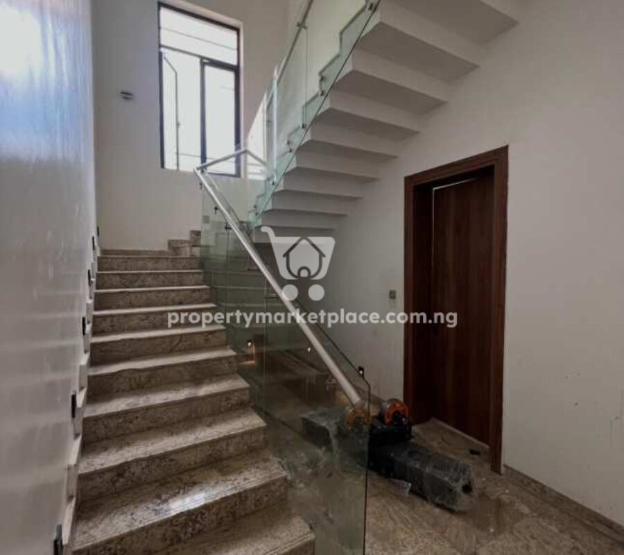 Luxurious 6 bedroom detached duplex with 2 rooms Bq