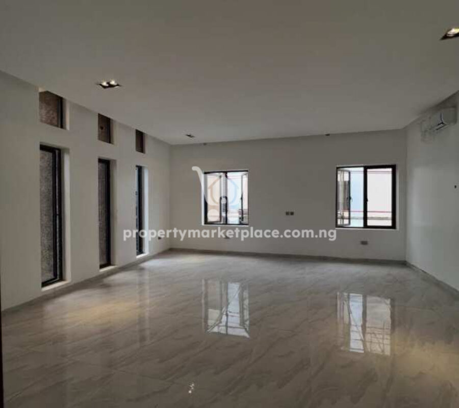 Luxurious 6 bedroom detached duplex with 2 rooms Bq