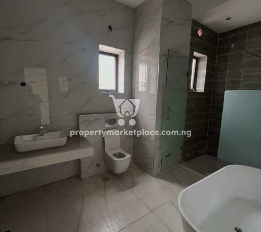 Luxurious 6 bedroom detached duplex with 2 rooms Bq