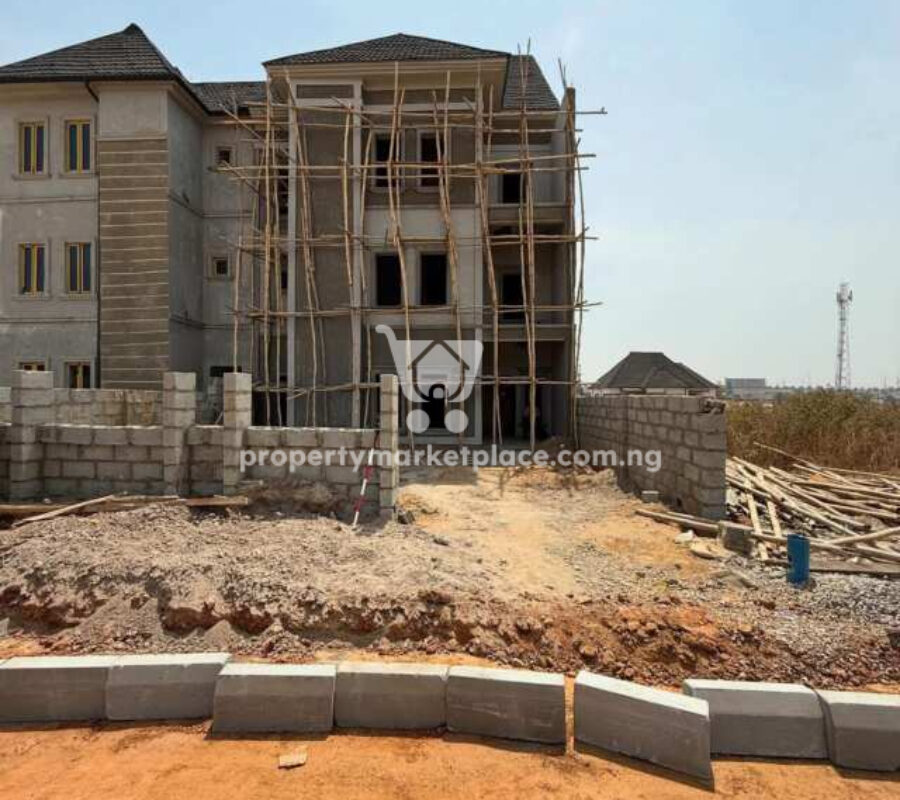 4 bedroom semi-detached duplex with Bq