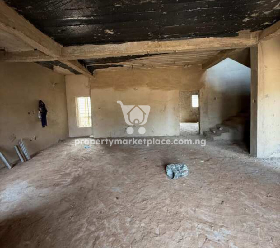 4 bedroom semi-detached duplex with Bq