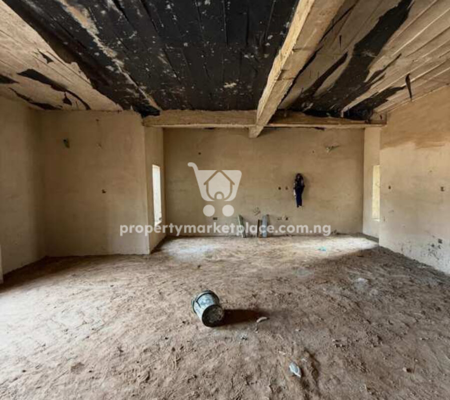 4 bedroom semi-detached duplex with Bq