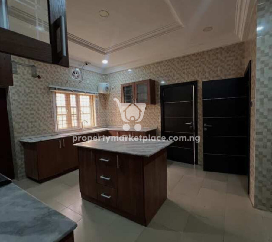 6 bedroom detached duplex with Bq