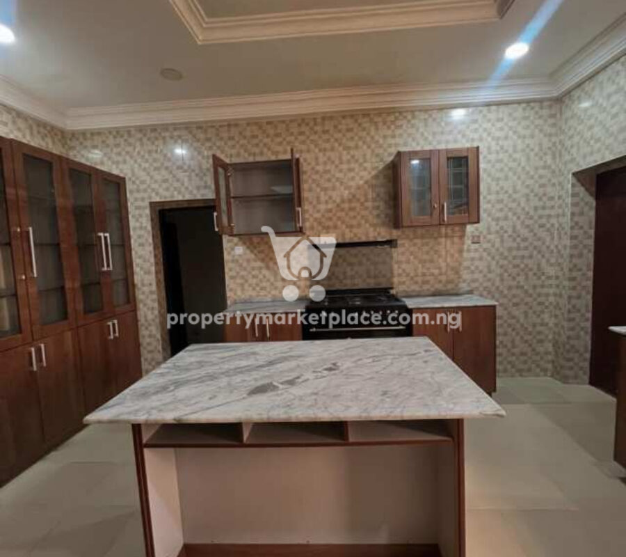 6 bedroom detached duplex with Bq