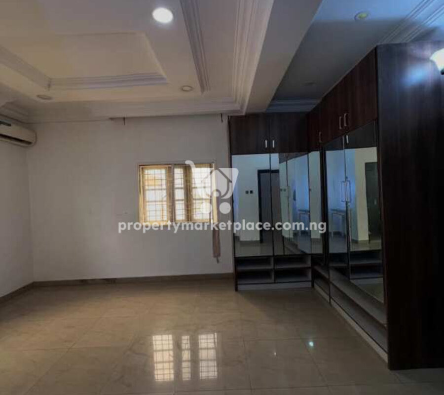 6 bedroom detached duplex with Bq