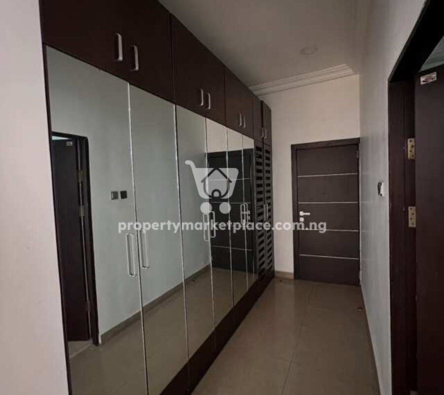 6 bedroom detached duplex with Bq
