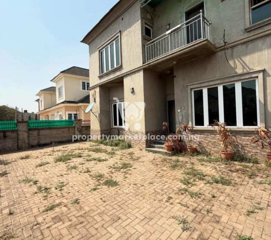 4 bedroom semi-detached duplex with Bq