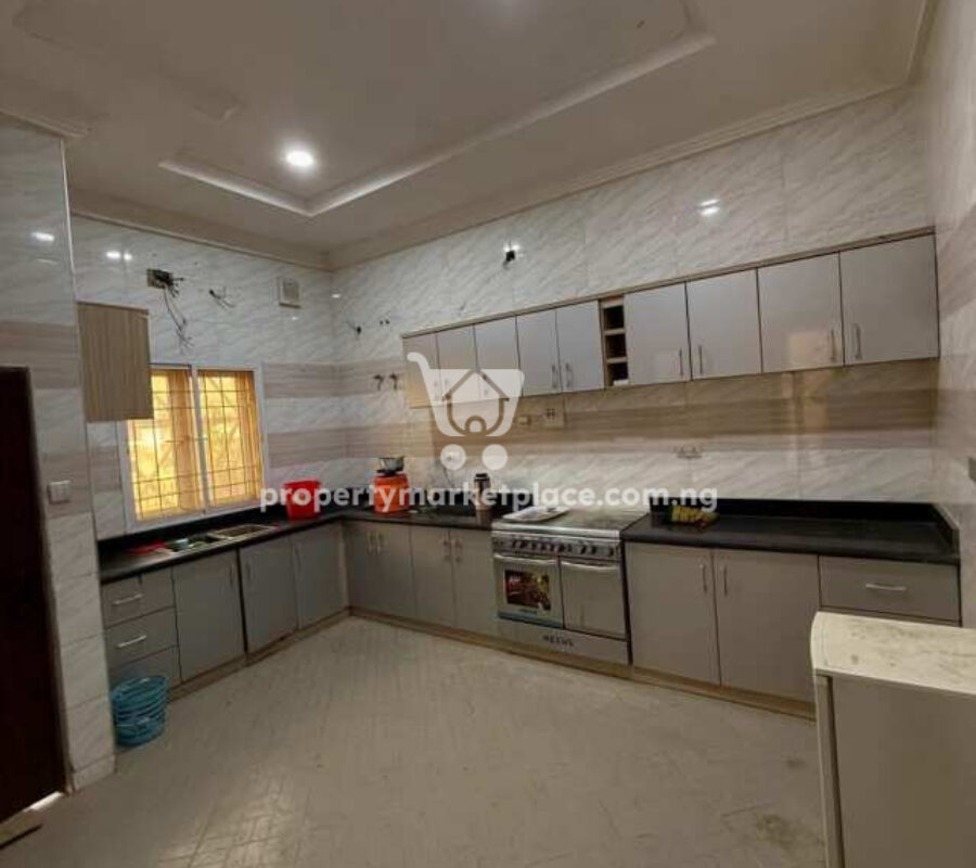 4 bedroom semi-detached duplex with Bq