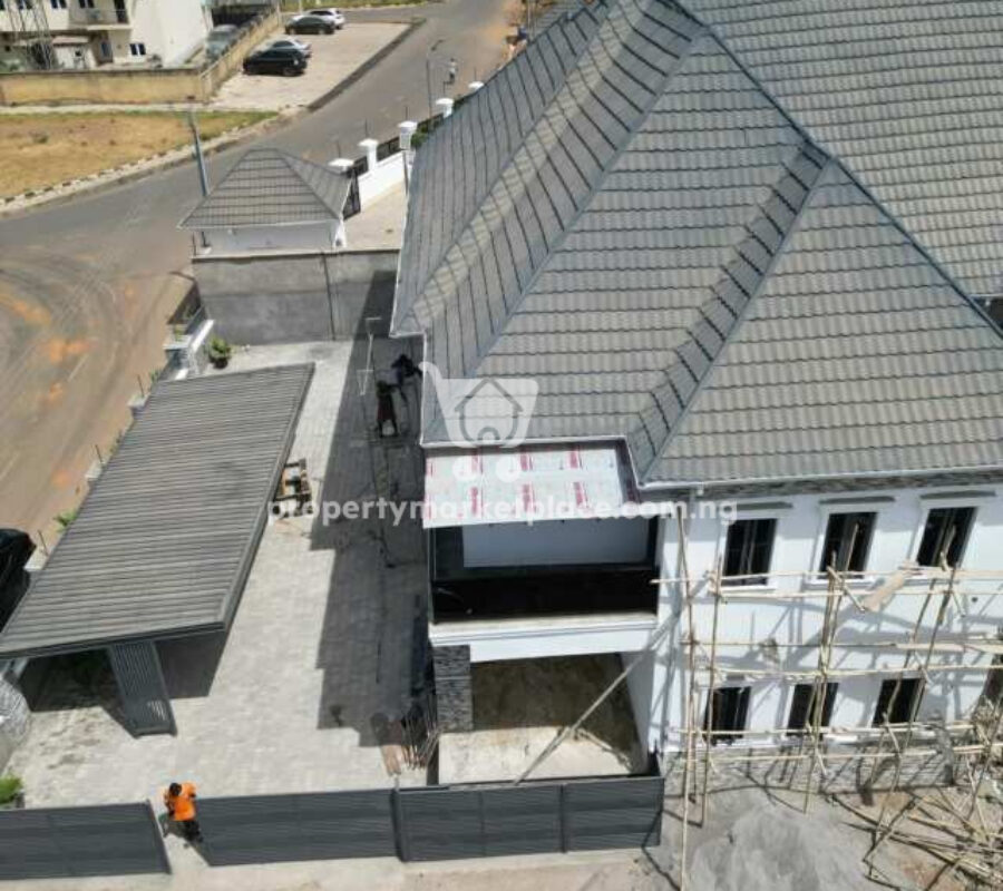 4 bedroom semi-detached detached duplex with Bq