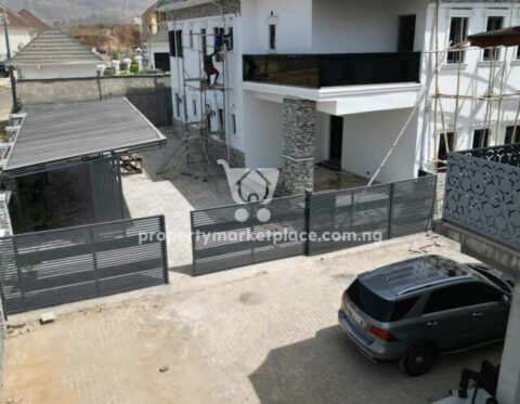 4 bedroom semi-detached detached duplex with Bq