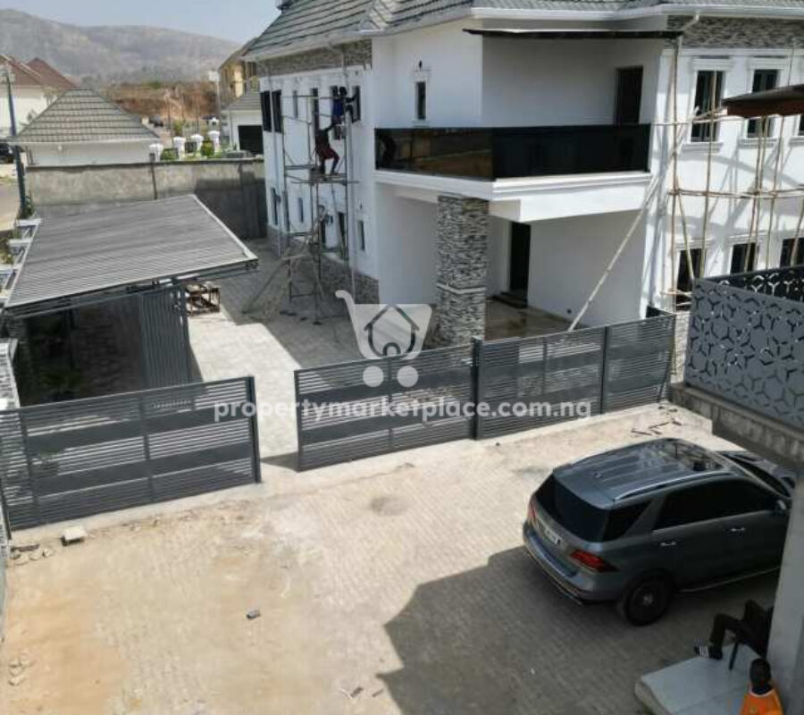 4 bedroom semi-detached detached duplex with Bq