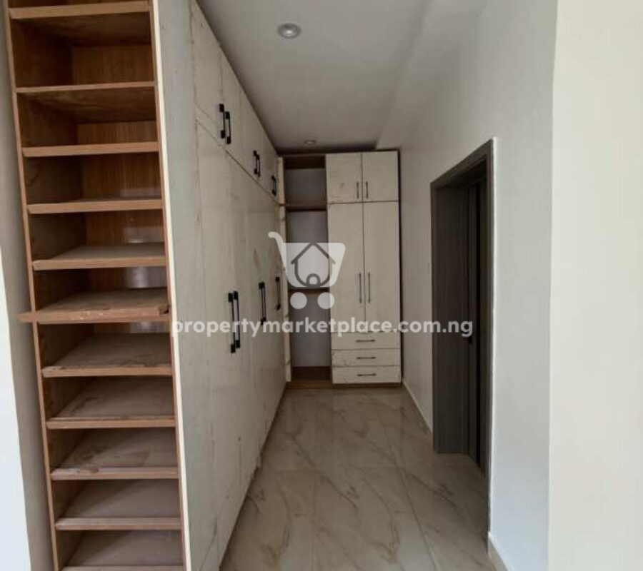 4 bedroom semi-detached detached duplex with Bq