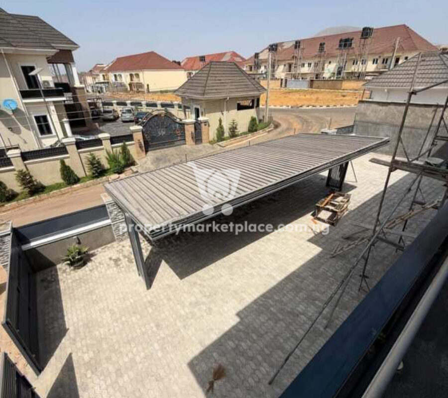 4 bedroom semi-detached detached duplex with Bq