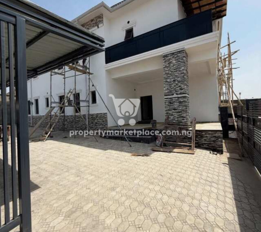 4 bedroom semi-detached detached duplex with Bq