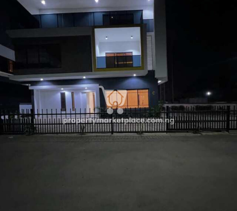 Exquisitely finished 6 bedroom detached duplex with Bq