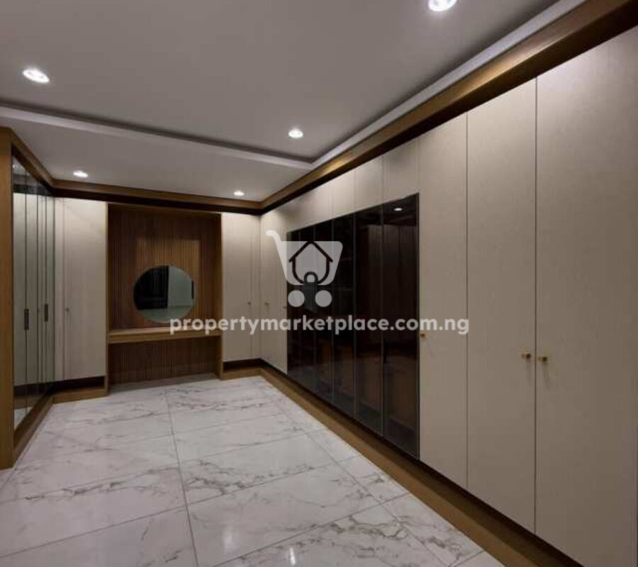 Exquisitely finished 6 bedroom detached duplex with Bq