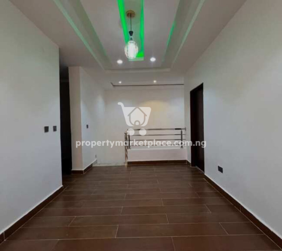 Spacious 4 bedroom semi-detached duplex with Bq