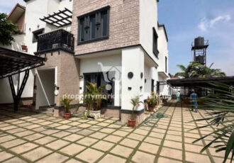 4 bedroom semi-detached duplex & 2 rooms Bq, private compoun