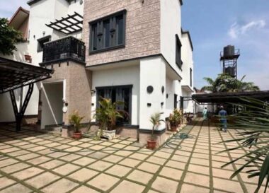 4 bedroom semi-detached duplex & 2 rooms Bq, private compoun