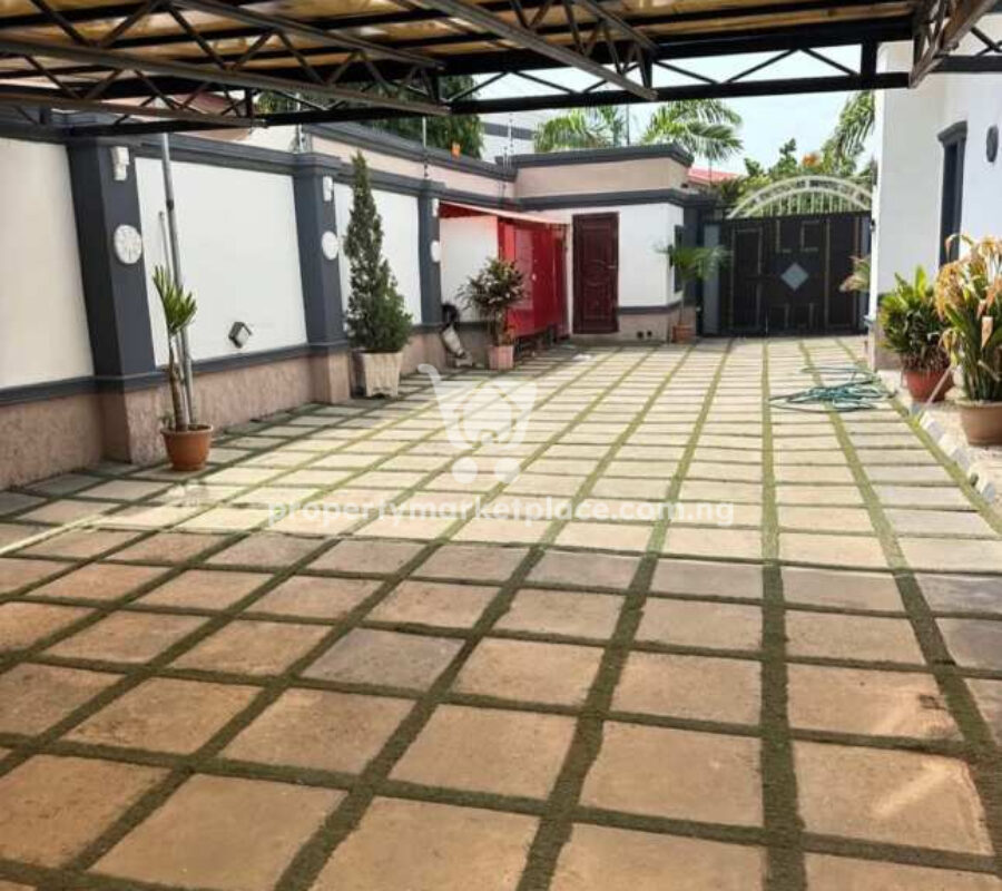 4 bedroom semi-detached duplex & 2 rooms Bq, private compoun