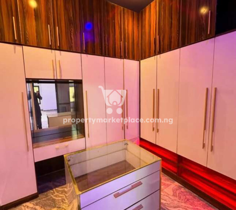 4 bedroom semi-detached duplex & 2 rooms Bq, private compoun
