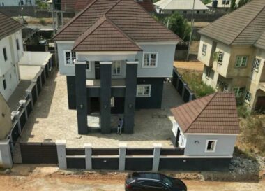 4 bedroom detached duplex with 2 rooms boy’s quarters