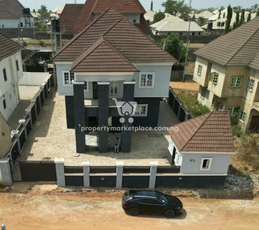 4 bedroom detached duplex with 2 rooms boy’s quarters