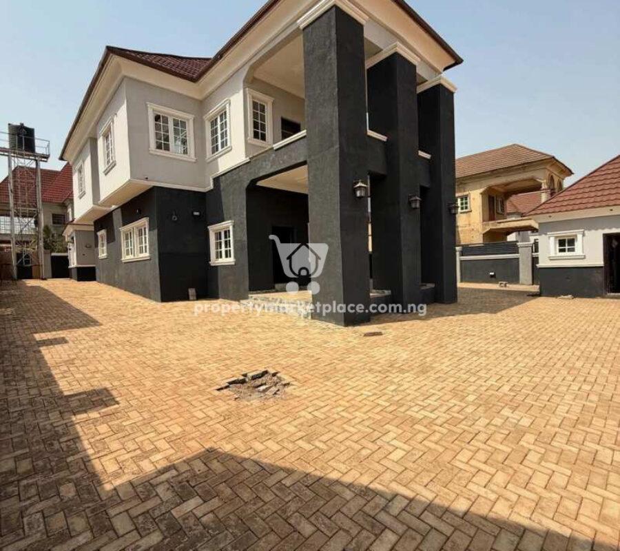4 bedroom detached duplex with 2 rooms boy’s quarters