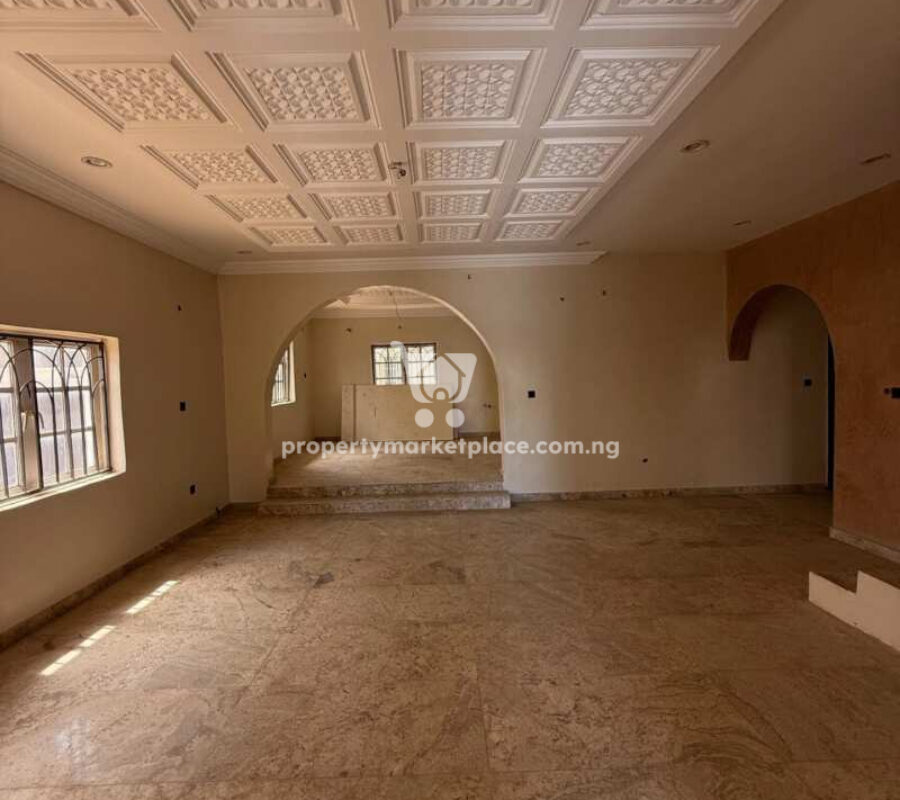 4 bedroom detached duplex with 2 rooms boy’s quarters
