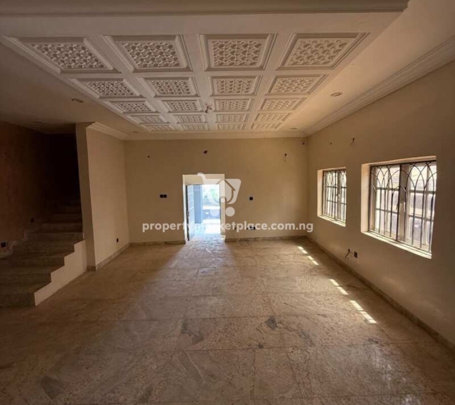 4 bedroom detached duplex with 2 rooms boy’s quarters