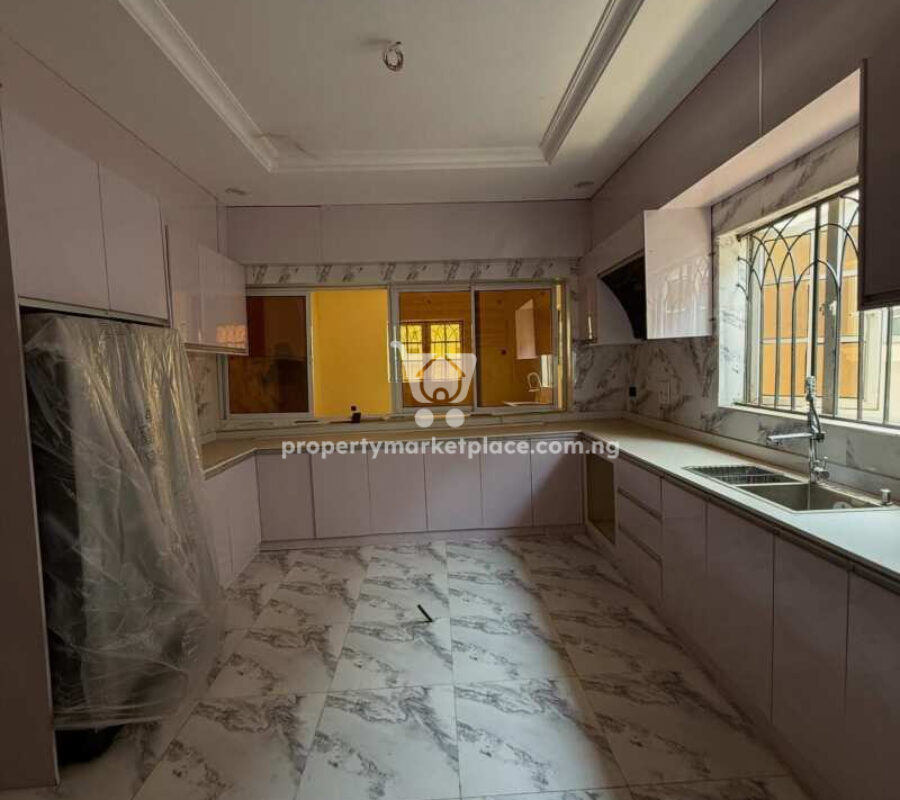 4 bedroom detached duplex with 2 rooms boy’s quarters