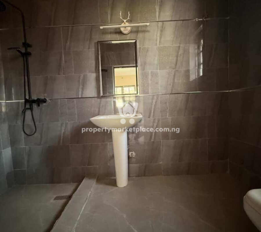 4 bedroom detached duplex with 2 rooms boy’s quarters