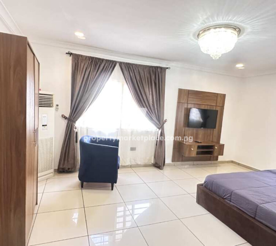 Furnished 4 bedroom detached duplex & 1 bedroom guest chalet