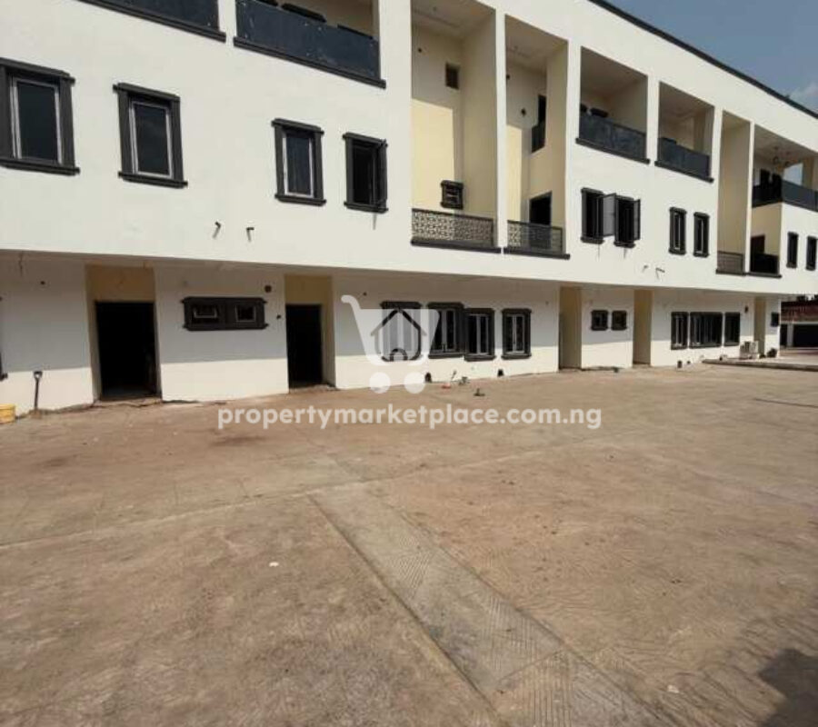 Spacious 4 bedroom terrace duplex with a room Bq