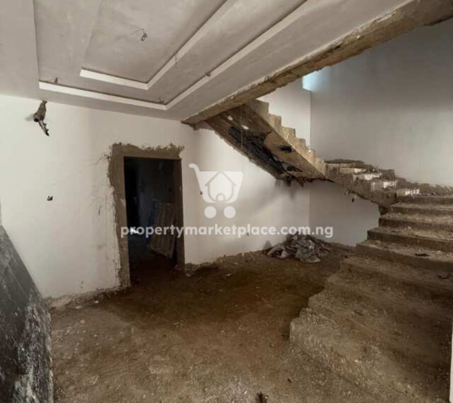 Spacious 4 bedroom terrace duplex with a room Bq