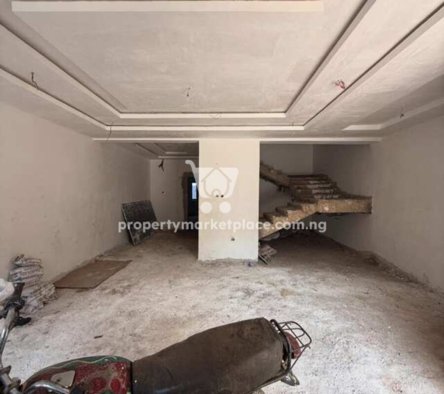 Spacious 4 bedroom terrace duplex with a room Bq