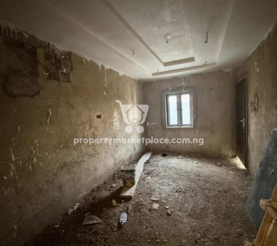 Spacious 4 bedroom terrace duplex with a room Bq