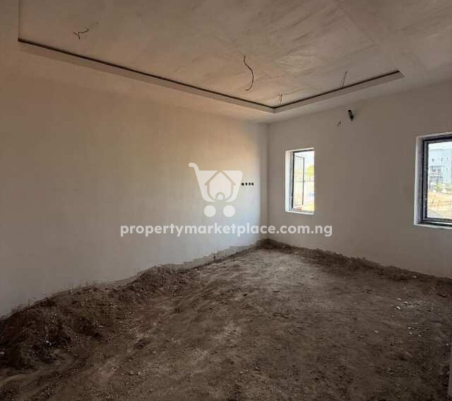 Spacious 4 bedroom terrace duplex with a room Bq
