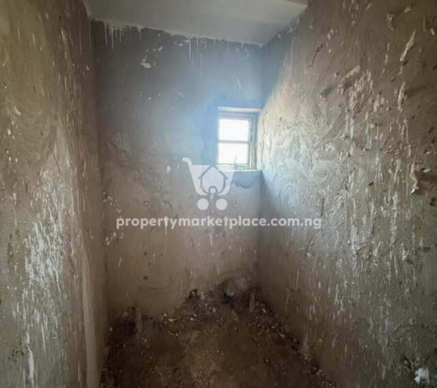 Spacious 4 bedroom terrace duplex with a room Bq