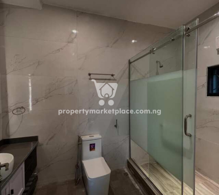 5 bedroom detached duplex with swimming pool