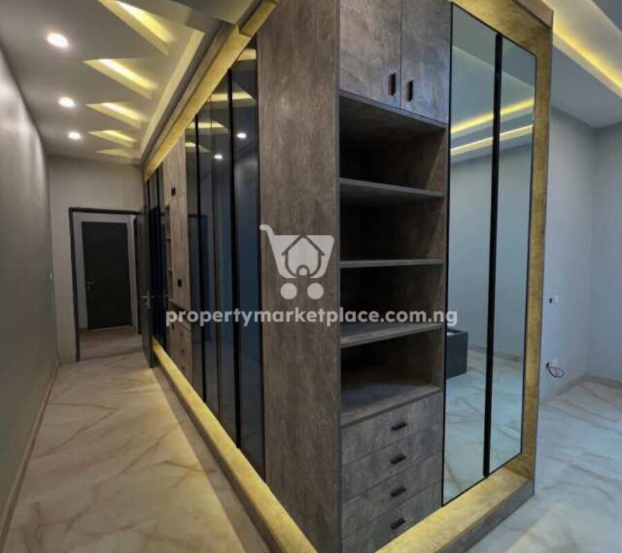 5 bedroom detached duplex with swimming pool